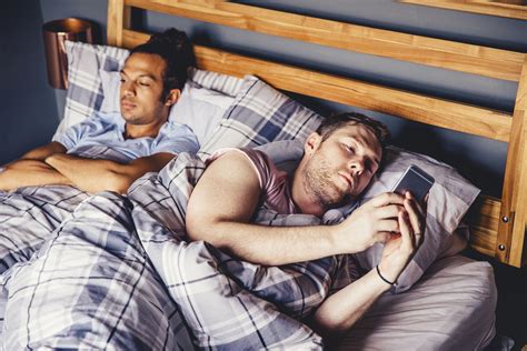 Choose a roommate with similar sleep habits (if you can) One of you may be an early riser, for example, while the other could be a night owl. . My roommate let someone sleep in my bed